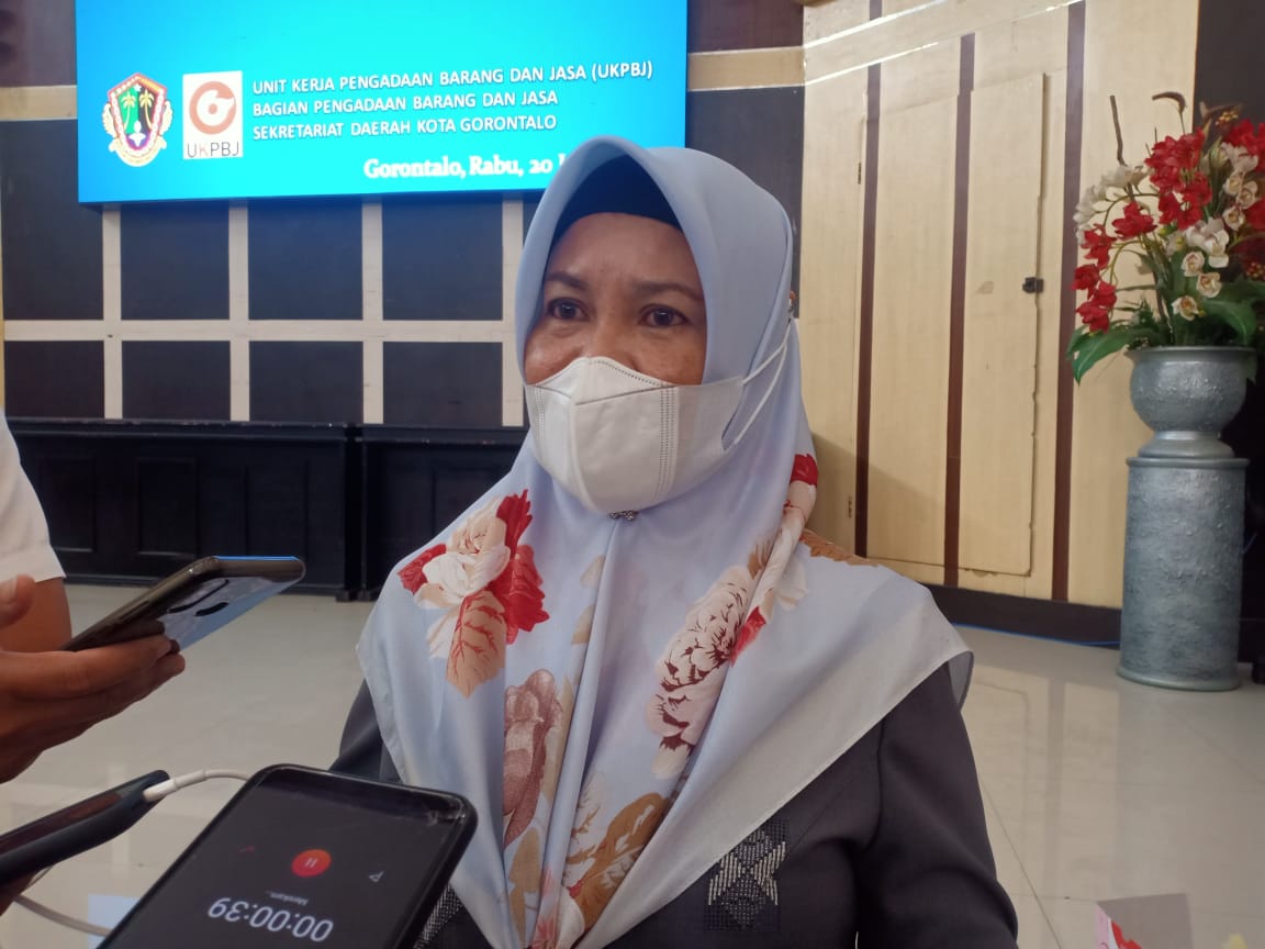 Asisten II Bidang Ekonomi dan Pembangunan Kota Gorontalo, Laida M. Ali saat diwawancara awak media,