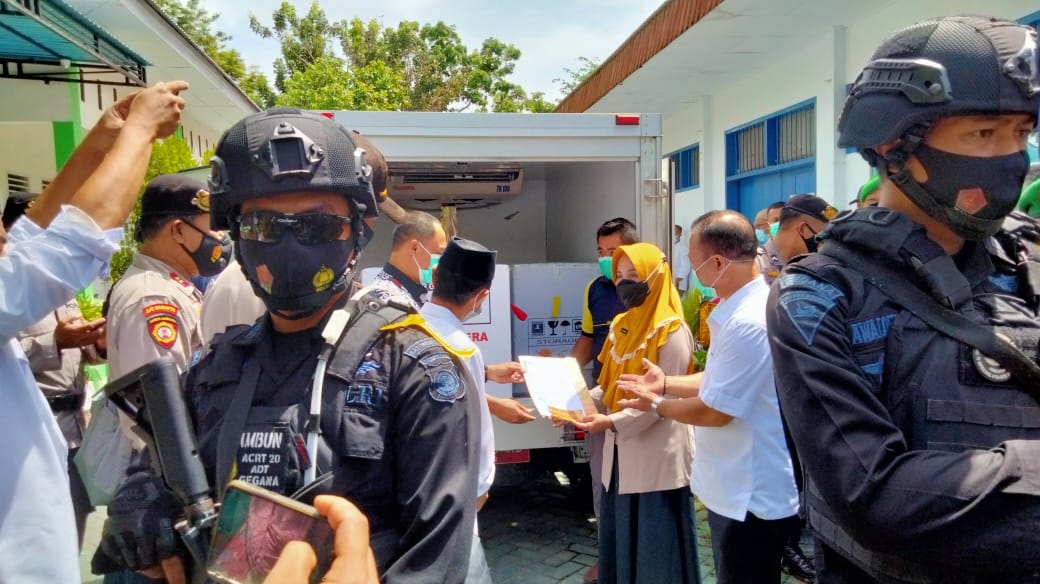 Brimob Polda Gorontalo Kawal Distribusi Vaksin Sinovac
