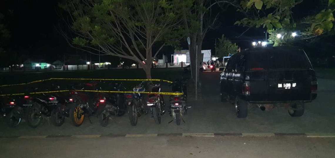 Digerebek Polisi, Pejudi Sabung Ayam Lari dan Tinggalkan Kendaraan Mereka