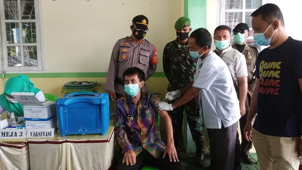 Herman Walangadi divaksin