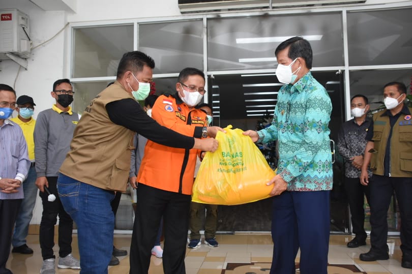 Marten Taha Serahkan Bantuan Bencana di Manado