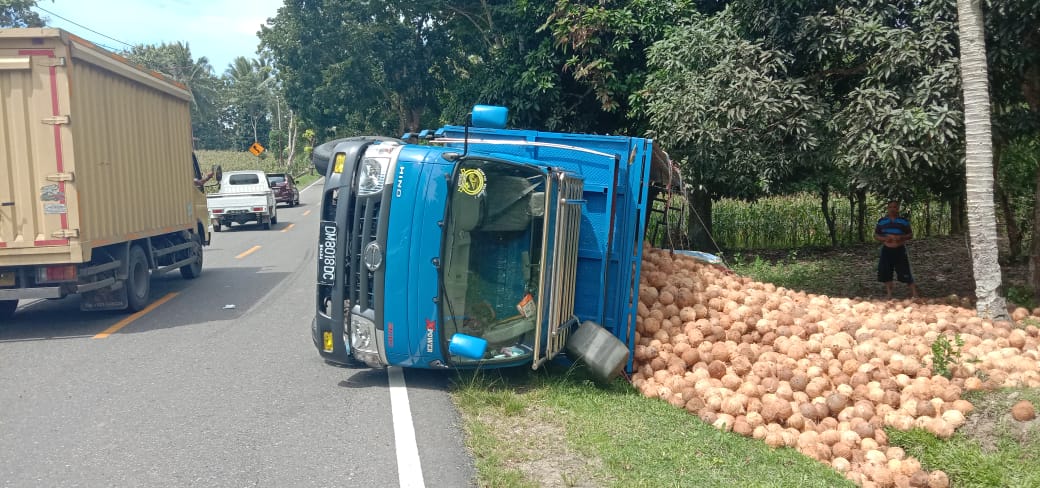 Mobil Truck Terbalik di Pulubala
