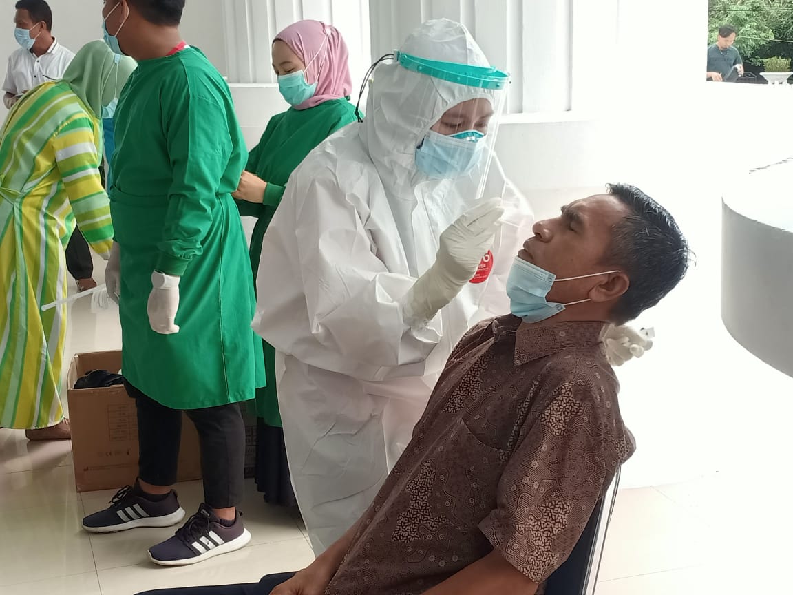 Perangi Covid-19, Anggota dan Staf DPRD Provinsi Gorontalo Jalani Swab Test