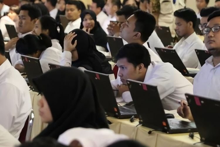 Peserta CPNS Saat Mengikuti Ujian Seleksi