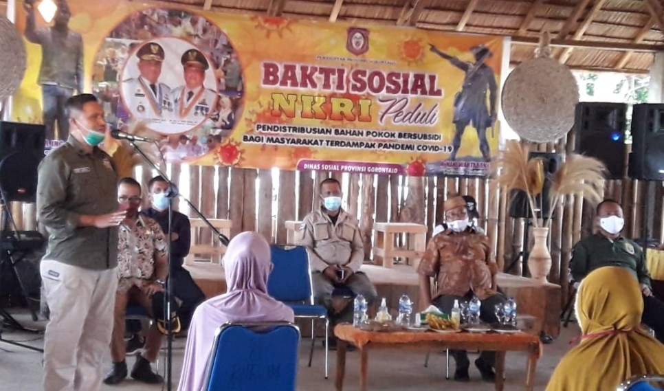 Warga di Atinggola Terima Bantuan Pangan Bersubsidi