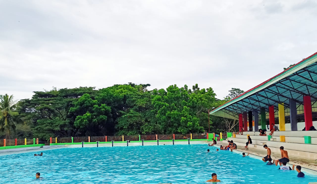 Sejumlah Pengujung Sedang Mandi di Kolam Pentadio Resort