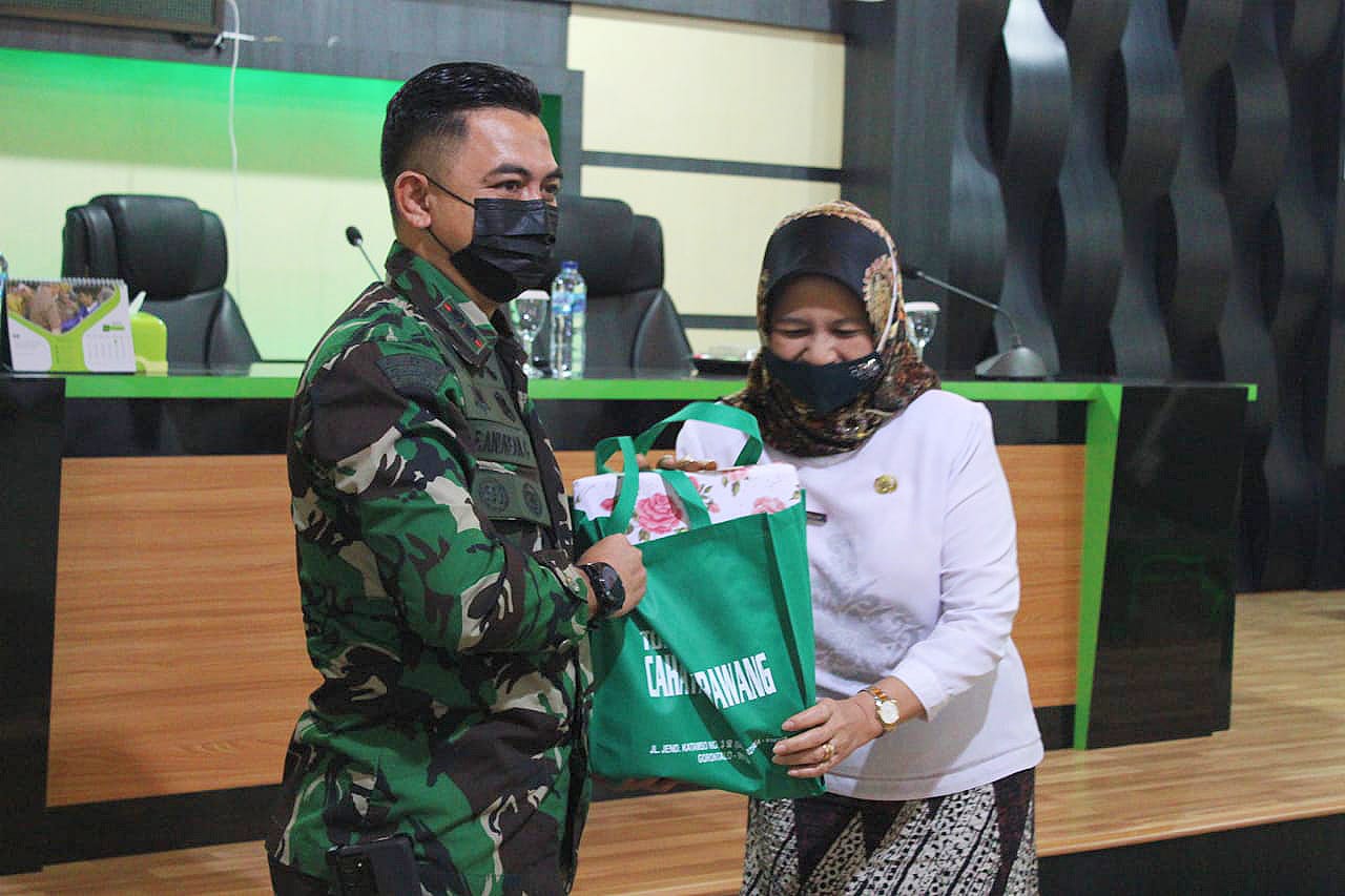 Sekda Kab. Gorontalo Beri Bingkisan ke Dandim Gorut