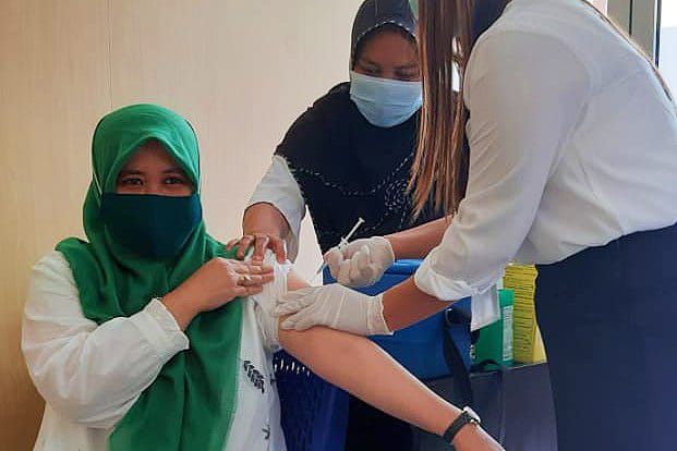 Seorang Tenaga Kesehatan di RSUD MM. Dunda Limboto Saat Disuntik Vaksin