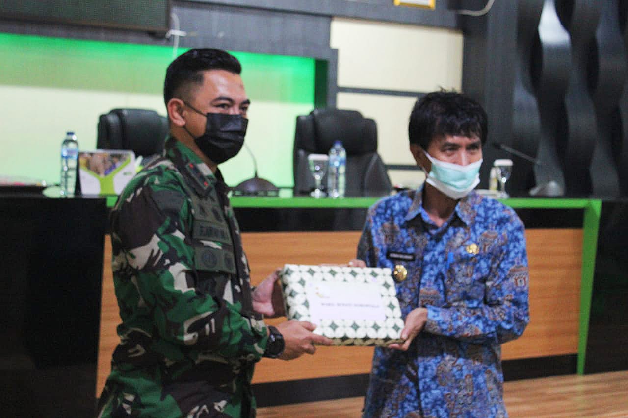 Wabup Gorontalo Beri Bingkisan Kepada Dandim Gorut