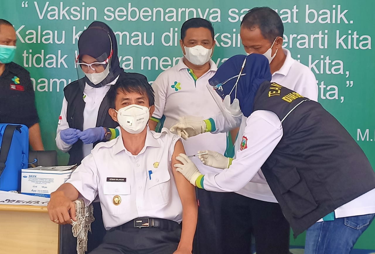 Wabup Gorontalo Divaksin