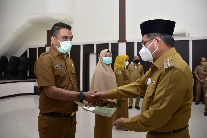 Wali Kota Gorontalo, Marten Taha saat menyerahkan Surat Keputusan