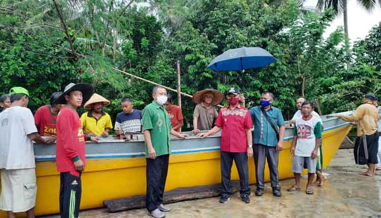 Warga Lembah Permai dapat Bantaun Perahu