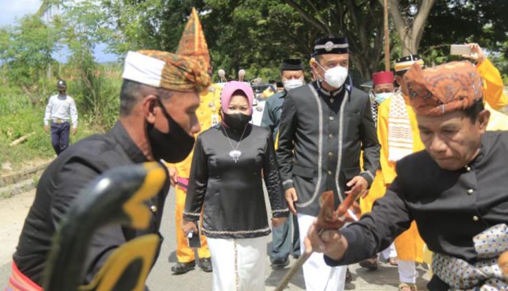 Proses Adat Mopotulungo Iringi Bupati Syarif Mbuinga