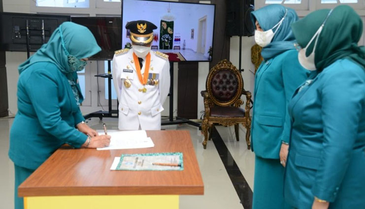 Idah Syahidah Lantik Ketua TPKK di 2 Kabupaten