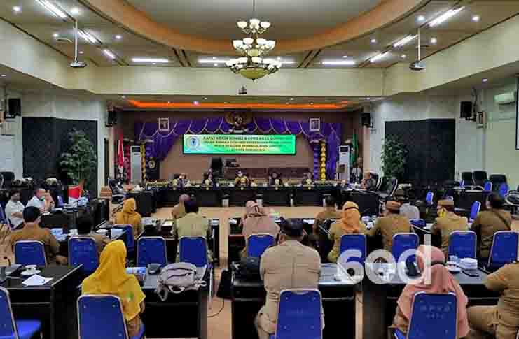 DPRD Kota Gorontalo Bersama Dinas Terkait, Saat Menggelar Rapat kerja Evaluasi Mengenai Masalah Sampah