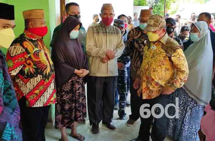 Datangi Rumah Korban Bencana Longsor di Leato, Marten Serahkan Bantuan