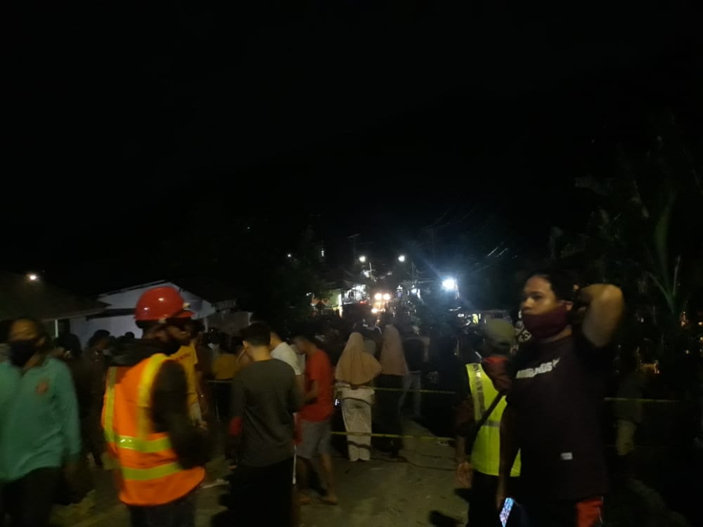 Dibantu Masayarakat, Petugas Bersihkan Material Longsor di Leato Selatan