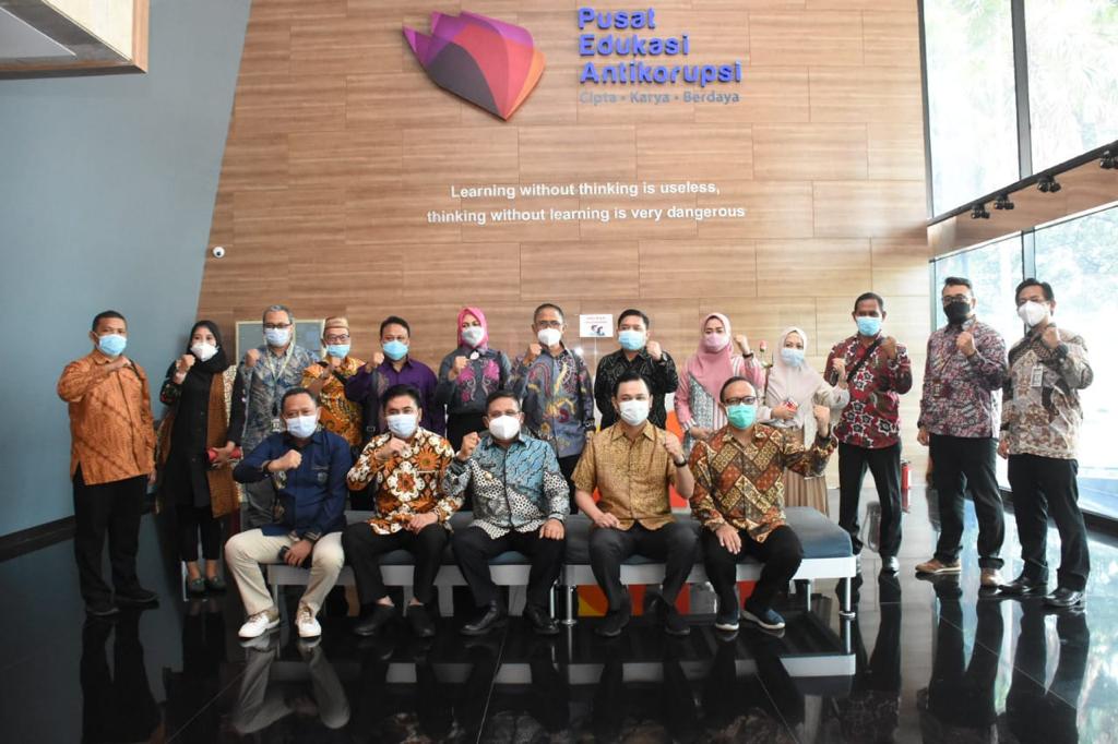 Jajaran DPRD Kota Gorontalo Berpose Bersama dengan Pemerintah Kota Gorontalo, di Kantor KPK RI