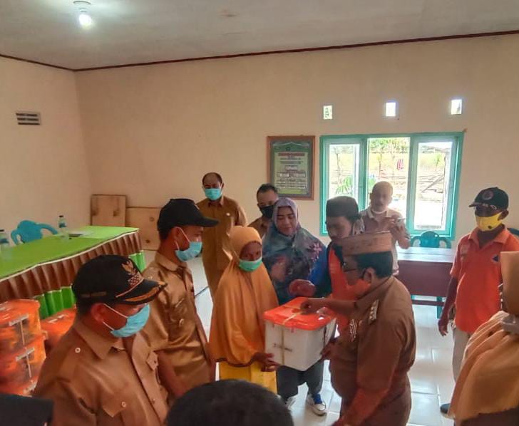 Masyarakat Terdampak Banjir di Kecamatan Tomilito dapat Bantuan dari Pemda