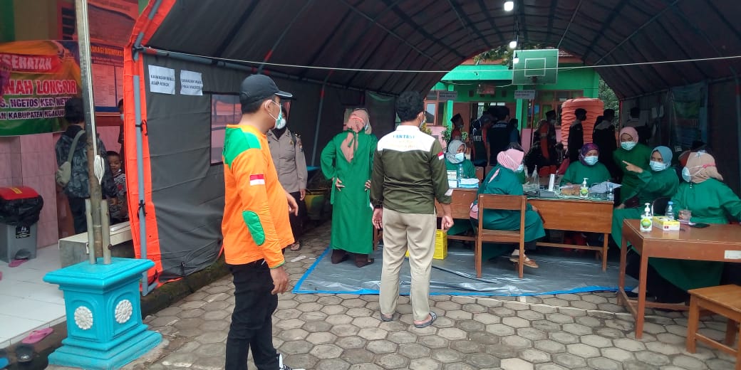 Petugas Kesehatan di Tenda Pengungsian, Berjaga-jaga Apabila Ada Pengungsi yang Mengalami Gangguan Kesehatan
