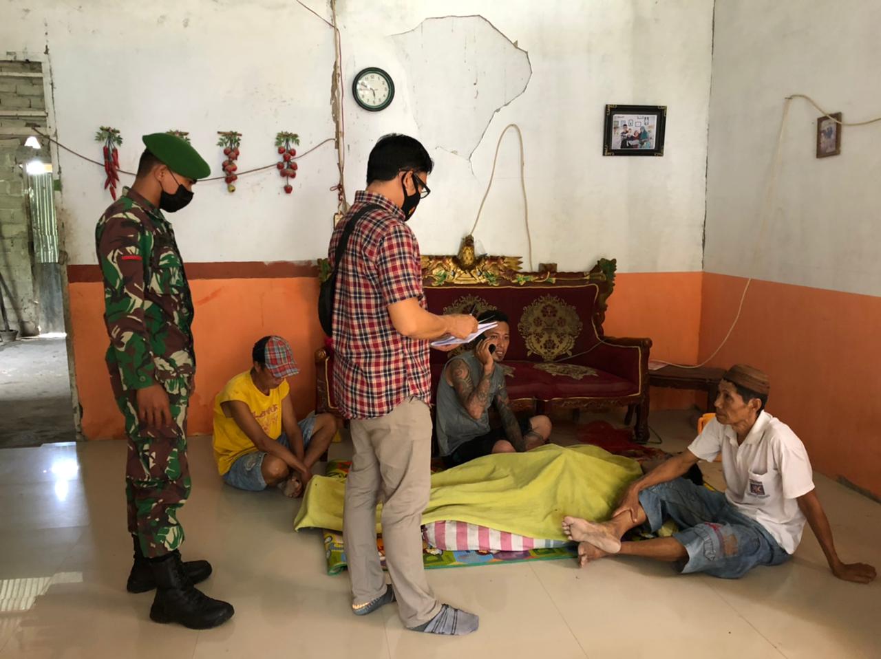 Sejumlah Aparat TNI Bertemu dengan Keluarga Isran