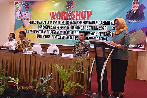 Sekretaris Daerah Kabupaten Gorontalo, Hadijah U. Tayeb, Menutup Workshop Penyusunan LPPD