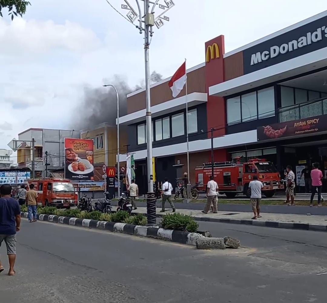 Suasana Depan McDonal's Gorontalo