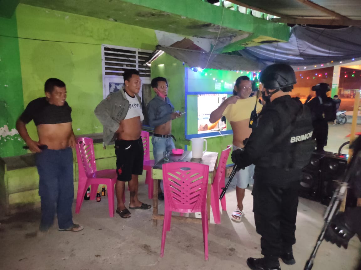 Tim Ilato Polda Gorontalo Bubarkan Warga yang Asik Pesta Miras