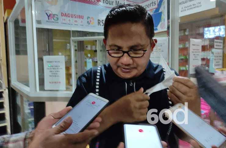 Wali Kota Gorontalo, Marten Taha, Diwawancara Awak Media, Usai Menjenguk Korban Bencana tanah Longsor