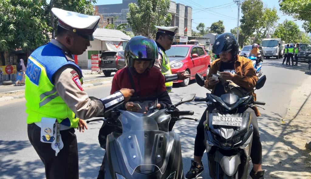 pemeriksaan kepada para pengendara motor
