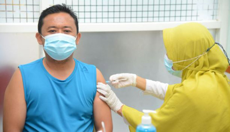 Petugas Pelayanan Publik Mulai Divaksin