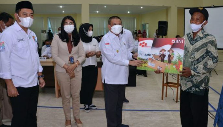 Warga Bone Bolango Terima Kartu Tani