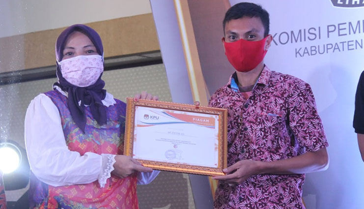 KPU Kabupaten Gorontalo Beri Penghargaan Kepada Media di Gorontalo