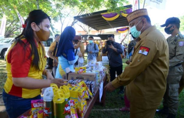 Gubernur Gorontalo Buka Pasar Murah di Halaman Kantor Diskumperindag