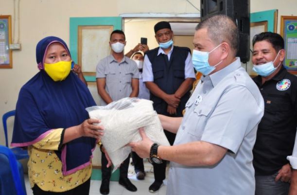Warga Tomilito yang Terdampak Banjir Terima Bantuan Beras