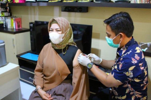 Idah Syahidah Jalani Vaksinasi Tahap II