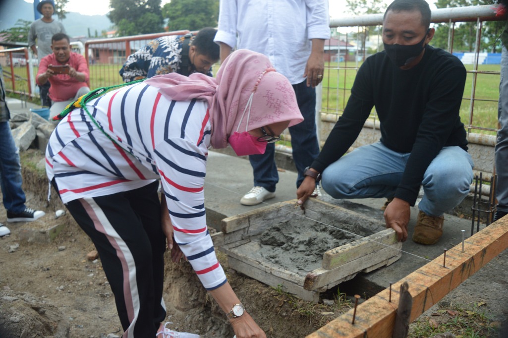 Wakil Bupati Bone Bolango Letakan Batu Tribun Lapangan Likada
