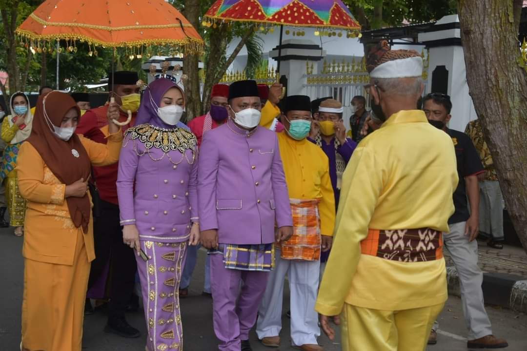 Jalani Adat Moloopu, Hendra Minta Dukungan Jalankan Pemerintahan