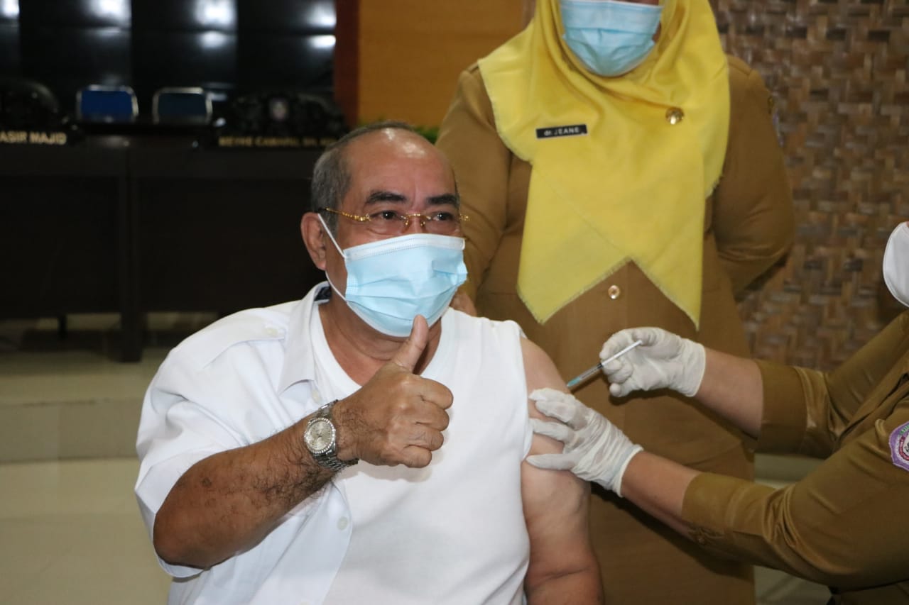 Anggota DPRD Provinsi, Adhan Dambea, Saat Disuntik Vaksin Covid-19