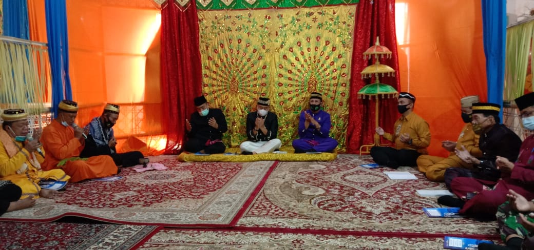 Bupati Bone Bolango Hamim Pou Berdoa Pada Prosesi Adat Moloopu