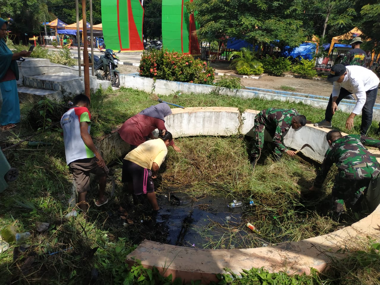 DLH Gorontalo Utara Bersama Beberapa Instansi Lakukan Pembersihan Sampah di RTH