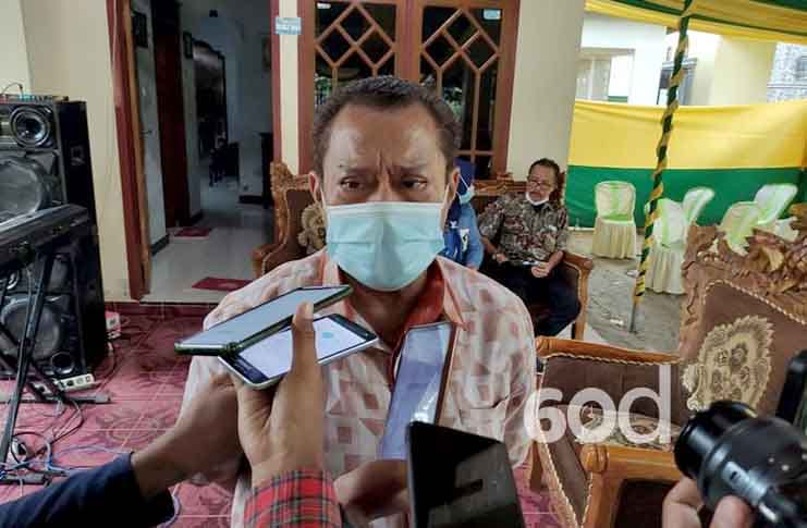 Paris Jusuf saat Diwawancara Awak Media