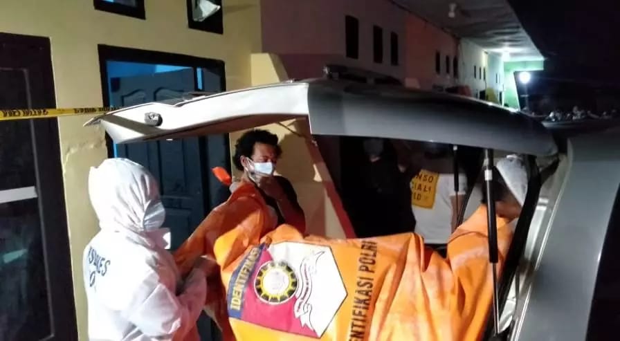 Polisi saat Melakukan Evakuasi Jasad Fajrin Hilipito