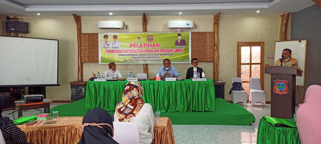 Wakil Bupati Gorontalo, Hendra S. Hemeto, Membuka Pelatihan Peningkatan Kualitas Kemasan Produk
