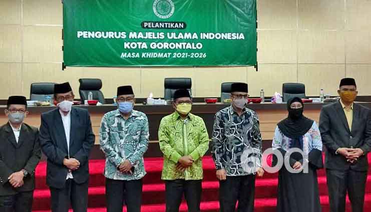 Wali Kota Gorontalo, Marten Taha Foto Bersama dengan Pengurus Majelis Ulama Indonesia