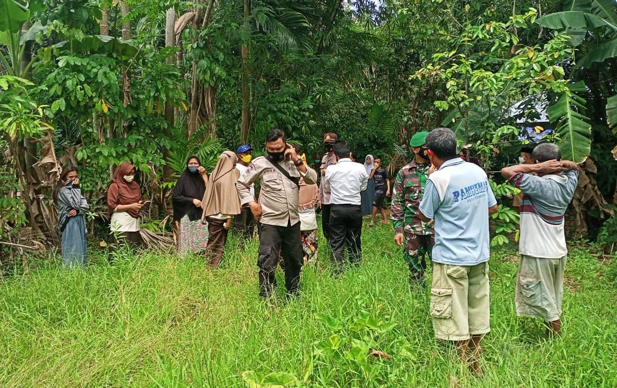 parat Kepolisian, TNI, dan Sejumlah Masyarakat saat Berada di Halaman Depan Rumah Mayat di Hepuhulawa