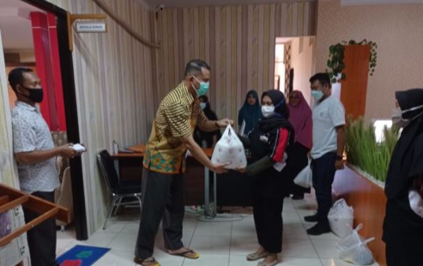Masran Rauf Berbagi Sembako dengan Petugas Kebersihan dan Satpam