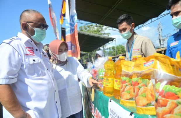 Gubernur Gorontalo Tinjau Pelaksanaan Pasar Murah di Padebuolo