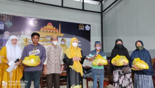Idah Syahidah berbagi Semabko dengan Disabilitas dan Lansia di Gorontalo