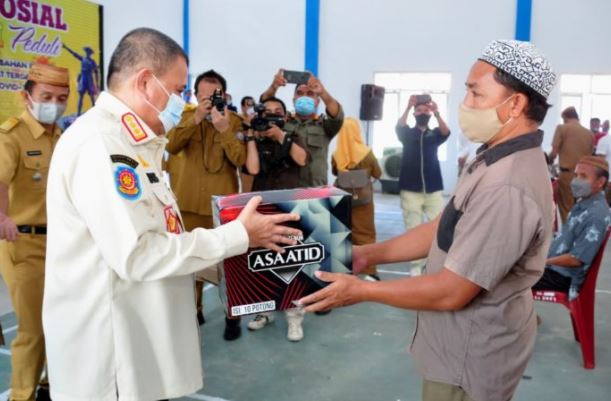 Warga di Kecamatan Bone Terima Bantuan Pangan dari Pemerintah Provinsi